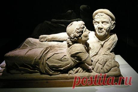 Выяснено происхождение одного из самых загадочных народов Древнего мира. Международной команде исследователей удалось выяснить происхождения этрусков — загадочных обитателей современной Тосканы, которые оказали большое влияние на формирование римской культуры. Оказалось, что, как и основавшие Вечный город латины, они происходят от переселенцев из степи, пришедших в бронзовом веке.