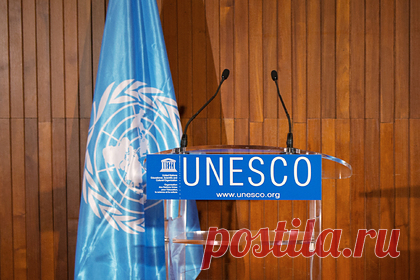 МИД России обвинил ЮНЕСКО в помощи распространению фейков о спецоперации. В министерстве иностранных дел России рассказали, как на внеочередной сессии ЮНЕСКО Запад попытался использовать международную организацию для распространения фейков о специальной операции на Украине. В ведомстве уточнили, что «идеологи заседания» говорили о текущем положении дел на Украине.