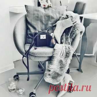 Готовь сани летом😂. Это я к чему, это я к заказу мехового шарфа, который можно узреть на этом фото. Шарф два в одном, и тебе теплый аксессуар на зиму и тебе красивый декор для дома летом, фото оживит, кота развлечет (фото с котом -листай). Не жизнь, а романтика.

И что уж там мелочится? Я еще и пуховик заказала, зимний, три дня назад. Самое время для пуховиков. Без шуток. Сейчас дизайнерские пуховики можно купить с хорошими скидками, если что-то осталось 😁. Обещаюсь все ...