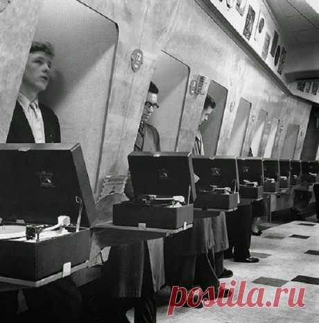 Так в 1955 году выглядели кабинки для прослушивания пластинок в Лондонском музыкальном м / Историческая справка