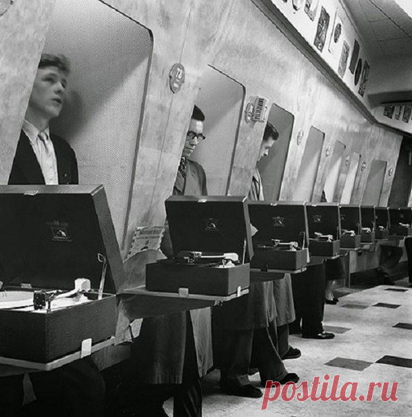 Так в 1955 году выглядели кабинки для прослушивания пластинок в Лондонском музыкальном м / Историческая справка