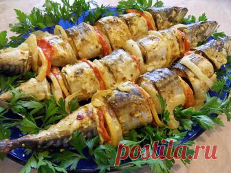 Скумбрия с овощами и лимоном 


Скумбрия по этому рецепту получается сочной с небольшой кислинкой.
3 скумбрии (я брала свежемороженую)Приправа к рыбеМайонез для смазывания2 помидора2 луковицы1 лимонПетрушка для украшенияРазморози…