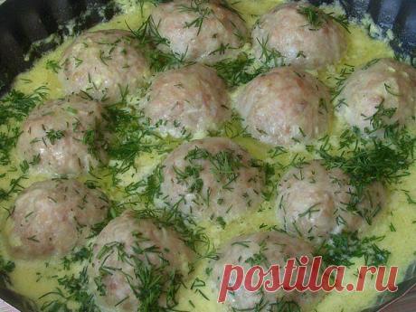 ВКУСНЕЙШИЕ КОТЛЕТЫ И ТЕФТЕЛИ 

1.Фрикадельки запечённые

ИНГРЕДИЕНТЫ:

Для фрикаделек:
 фарш домашний 500 гр.
 лук репчатый 1-2 шт.
 чеснок 2-3 зубч.
 картофель сырой 1 шт.
 соль,перец чёрн. мол.
 базилик 0.5 ч.л.

Для соуса:
 сливки 20 % 500 мл.
 мука 1 ст.л.
 сыр тёртый по вкусу
 зелень рубленая

ПРИГОТОВЛЕНИЕ:
Лук,чеснок мелко порезать,картофель натереть на мелкой тёрке.Смешать всё с фаршем,добавить специи и соль.Хорошо перемешать.Слепить фрикадельки не большого размера...