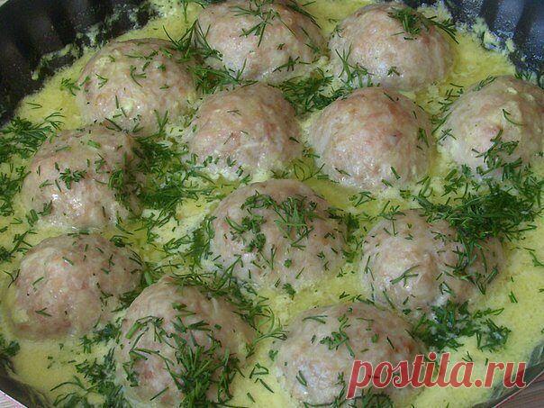 ВКУСНЕЙШИЕ КОТЛЕТЫ И ТЕФТЕЛИ 

1.Фрикадельки запечённые

ИНГРЕДИЕНТЫ:

Для фрикаделек:
 фарш домашний 500 гр.
 лук репчатый 1-2 шт.
 чеснок 2-3 зубч.
 картофель сырой 1 шт.
 соль,перец чёрн. мол.
 базилик 0.5 ч.л.

Для соуса:
 сливки 20 % 500 мл.
 мука 1 ст.л.
 сыр тёртый по вкусу
 зелень рубленая

ПРИГОТОВЛЕНИЕ:
Лук,чеснок мелко порезать,картофель натереть на мелкой тёрке.Смешать всё с фаршем,добавить специи и соль.Хорошо перемешать.Слепить фрикадельки не большого размера...