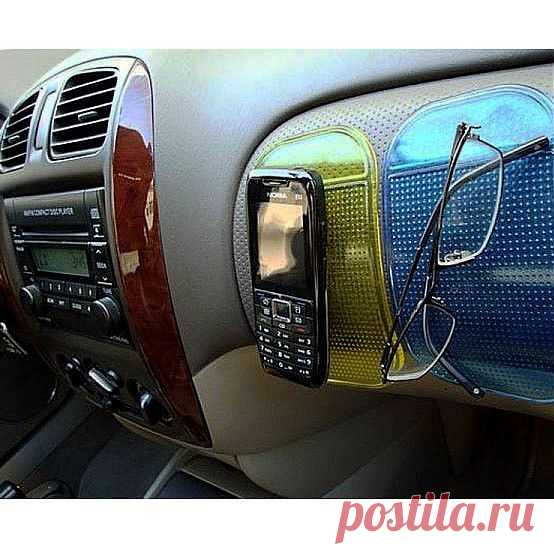 Коврик NANO PAD (черный) Коврик Nano Pad - (прозрачный)
Nano Pad без какого-либо клея или магнита прекрасно будет удерживать ваш мобильный телефон, ноутбук, очки, MP3, GPS и другие мелкие предметы — даже при агрессивном вождении!
Идеален также для дома и офиса. Продукт многократного использования, прочный, водостойкий, сохраняет эффективность при высоких и низких температурах. Необычайно практичен.
