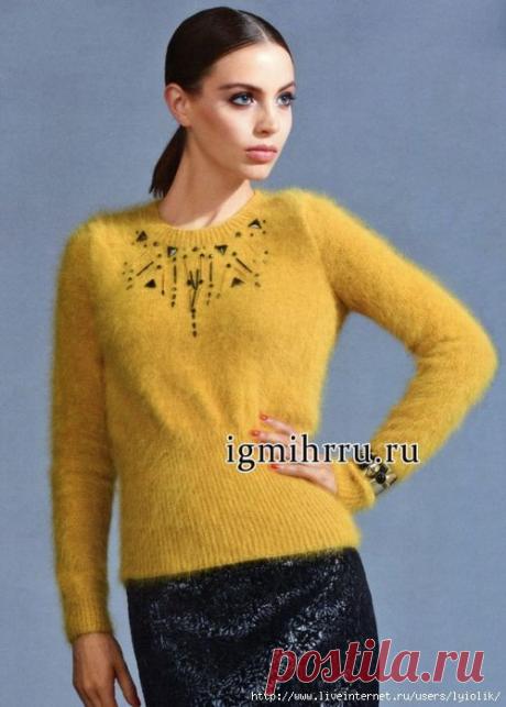 МЯГКИЙ И ТЕПЛЫЙ ПУЛОВЕР ЖЕЛТОГО ЦВЕТА ИЗ АНГОРЫ, УКРАШЕННЫЙ БУСИНАМИ РАЗНЫХ ФОРМ. Вязание спицами