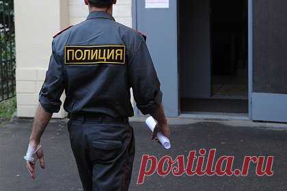 Пьяный россиянин укусил за руку сотрудника МВД и попал под суд. В Ненецком автономном округе (НАО) суд рассмотрит дело 42-летнего местного жителя о нападении на полицейских. Фигурант находился под административным надзором: ему нельзя было покидать дом в рабочем поселке Искателей в определенное время и ходить в магазины с алкоголем. Однако 29 апреля он ушел в город Нарьян-Мар.