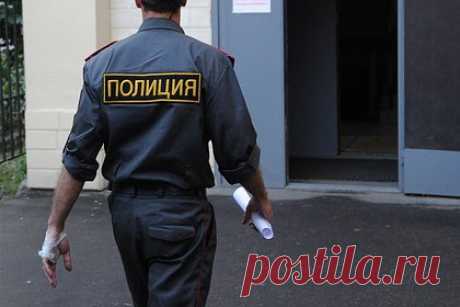 Пьяный россиянин укусил за руку сотрудника МВД и попал под суд. В Ненецком автономном округе (НАО) суд рассмотрит дело 42-летнего местного жителя о нападении на полицейских. Фигурант находился под административным надзором: ему нельзя было покидать дом в рабочем поселке Искателей в определенное время и ходить в магазины с алкоголем. Однако 29 апреля он ушел в город Нарьян-Мар.