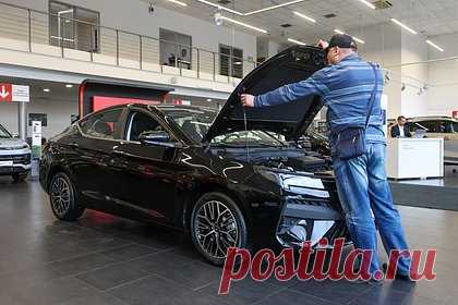 «Москвич» допустил снижение цен на автомобили. Российский автопроизводитель «Москвич» допустил снижение цен на машины бренда. По словам коммерческого директора предприятия Александра Мигаля, для удешевления автомобилей необходимо вести активную работу над локализацией производства. Розничная цена новинки завода начинается от 2,3 миллиона рублей.