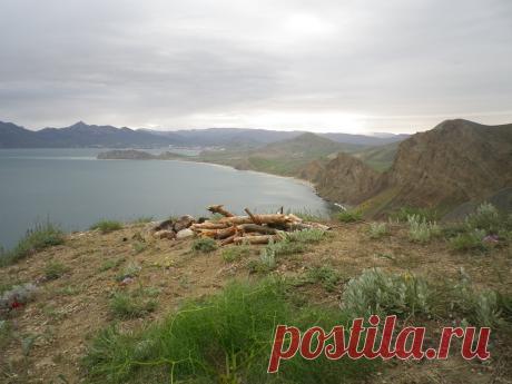 Какие-то романтики издалека принесли сюда на горы эти сосновые поленья, в окрестностях сосен не видно вообще.