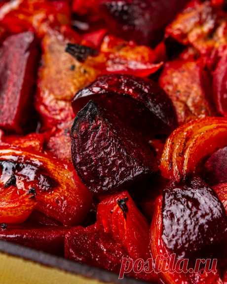 Осенью каждую неделю запекаю по 2-3 свёклы: показываю, какую вкуснятину потом готовлю (вместо винегрета)  и делюсь рецептом.
За что себя ругаю, что не всегда в холодильнике есть свёкла, а ведь и она очень полезна.
Особенно осенью, когда её мало.
Так что рекомендую приготовить свёклу за то, что она у меня есть!
Для приготовления свеклы «В глазури» вам потребуется:
1 свёкла средних размеров;
0,5 стакана оливкового масла и столько же уксуса;
1/2 стакана сахарного песка;
1/4 ч. л. соли;
молотая па…