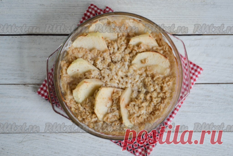 Полезная овсянка с яблоками, приготовленная в духовке