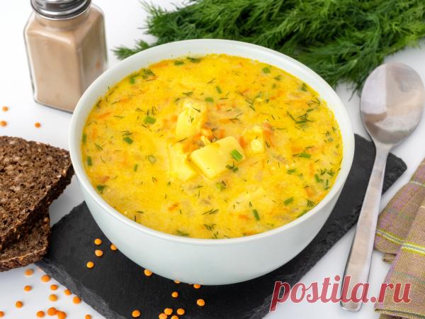 Суп с чечевицей и плавленым сыром — рецепт с фото Чечевичный суп с плавлеными сырками имеет очень нежный насыщенный вкус. Мои дети попросили готовить его почаще и налили себе добавки. Так что поверьте, он очень вкусный. И насыщает он надолго.