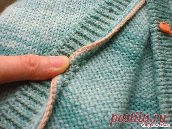 КАК ПРАВИЛЬНО РАЗРЕЗАТЬ ВЯЗАННУЮ ВЕЩЬ. Случается, что в шкафу залеживаются вполне хорошие вещи. Причин тому 
может быть множество. У трикотажа, например горловина может оказаться 
слишком маленькой (в детской одежде это встречается на каждом шагу) или 
просто размер стал маловат. Есть способ без перевязывания изменить 
модель и с помощью нехитрого приема превратить пуловер в кофточку. Для 
этого нужно его правильно разрезать.
Что для этого нужно

Шаг 1. Находим центр перед...