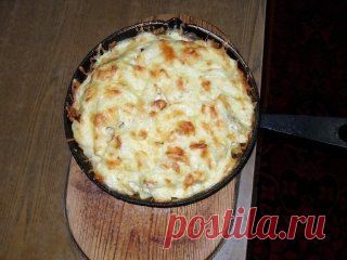 Картошка по-королевски
Ингредиенты:
- 1 кг сырого картофеля
- 1 большая луковица
- 400 г куриного филе
- 200 г твердого сыра
- соль
- перец по вкусу
- 3 столовых ложки подсолнечного масла
Приготовление:
В первую очередь занимаемся мясом, для этого нам потребуется небольшой 
кусочек филе, примерно 400 грамм. Отбиваем филе на разделочной доске при
 помощи молоточка. Лучше отбивать большими зубцами, так как маленькие 
рвут мясо. После того как мы слегка отбили мясо с двух сторон, перчим 
его ду