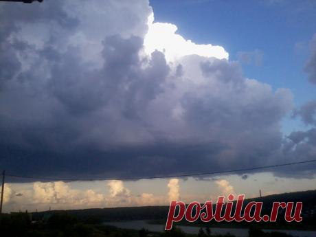 июльская гроза готова обрушиться всей своей мощью, но пока тихо...