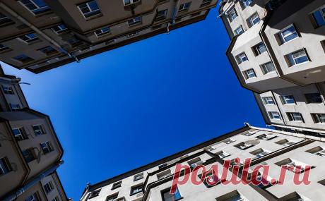 ЦБ разработал меры против «пузыря» из-за ипотеки по сверхнизким ставкам. В планах ЦБ — ввести для банков повышенные надбавки на ипотеку по сверхнизким ставкам или применить прямые ограничения на выдачи. Летом на такую ипотеку «от застройщиков» приходилось две трети выдач в сегменте нового жилья