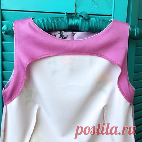 Обработка цельнокроеной обтачкой горловины и пройм 
в платье без рукавов. Фото МК.
От автора:
Лето наступило, и мы активно шьем платья, сарафаны и топы. В изделиях без рукавов важно надежно и красиво обработать открытые срезы горловины и пройм. И в этом нам поможет цельнокроеная обтачка.

Существует множество способов обработки данного узла, мне известно не менее шести. Выбор того или иного способа зависит от типа изделия, характеристик ткани и ширины плечевого среза.

Сег...