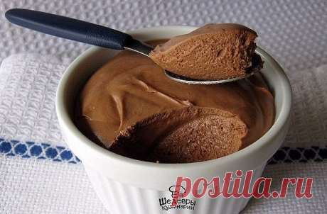 5 ЛУЧШИХ ШОКОЛАДНЫХ ДЕСЕРТОВ

1. Десерт-мусс «Шоколадная маркиза»

ИНГРЕДИЕНТЫ:
● 200 г сливочного масла,
● 150 г тертого шоколада,
● 5 яиц.

ПРИГОТОВЛЕНИЕ:
Выложить шоколад в миску и поставить ее на водяную баню, медленно нагревать – шоколад должен полностью растаять, добавляя масло по одному кубику, непрерывно взбивать шоколад с маслом, затем по одному вбить яичные желтки и перемешать все до однородности. Убрать с водяной бани. Отдельно в крепкую пеню взбить белки, аккур...