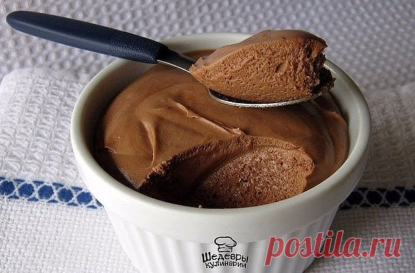 5 ЛУЧШИХ ШОКОЛАДНЫХ ДЕСЕРТОВ

1. Десерт-мусс «Шоколадная маркиза»

ИНГРЕДИЕНТЫ:
● 200 г сливочного масла,
● 150 г тертого шоколада,
● 5 яиц.

ПРИГОТОВЛЕНИЕ:
Выложить шоколад в миску и поставить ее на водяную баню, медленно нагревать – шоколад должен полностью растаять, добавляя масло по одному кубику, непрерывно взбивать шоколад с маслом, затем по одному вбить яичные желтки и перемешать все до однородности. Убрать с водяной бани. Отдельно в крепкую пеню взбить белки, аккур...