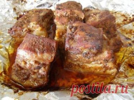 Бесподобное сало в рассоле, запеченное в духовке. Вкусно и в горячем и в холодном виде! 

Для рассола:
на 1 кг свиного сала с прослойкой берем
1,5 ч. ложки соли1 ч. л. чёрного молотого перца5 зубчиков чеснока

Приготовление:
Перемешиваем все компоненты, добавляем немного воды, размешивае…