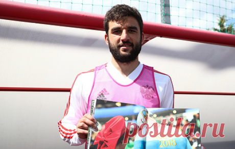 Джикия поблагодарил Черчесова за совместную работу в сборной России по футболу. Защитник сборной России выразил тренеру признательность за поддержку и доверие