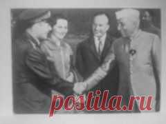 Премьер-министр Индии Джавахарлал-Неру приветствует первого космонавта Юрия Гагарина.