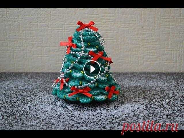 "Новогодняя елочка крючком" (Christmas tree crochet) В преддверии Нового года и по многочисленным просьбам подписчиков, я сняла видеоурок по вязанию новогодней елочки узором чешуйки (узор напоминает крок...