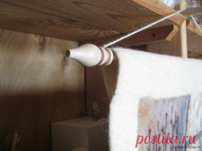 Декоративно-прикладное деревоточение. Подвес для настенной работы Простая полезная токарная вещица – основание-подвес для декоративной настенной работы, в данном случае – картины из цветной шерсти (комбинированное валяние), хотя может быть применена и с любой другой подходящей текстильной работой, рисунком, росписью и т. д. Красивая деревяшечка добавляет