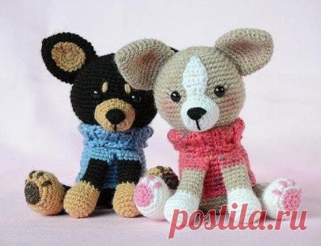 Собака чихуахуа крючком

Крохотная чихуахуа в последнее время стала довольно популярной породой собак среди любителей животных. Связано это не только с ее миниатюрными размерами. Это очень ласковый, неприхотливый и преданный четвероногий друг.
Конечно, вязаная чихуахуа не заменит настоящую собаку, но положительные эмоции подарит уж точно. Такая милая игрушка понравится и взрослым, и детям. Вяжется миниатюрная чихуахуа крючком по схеме Кristеl Drооg, перевод которой выполни...