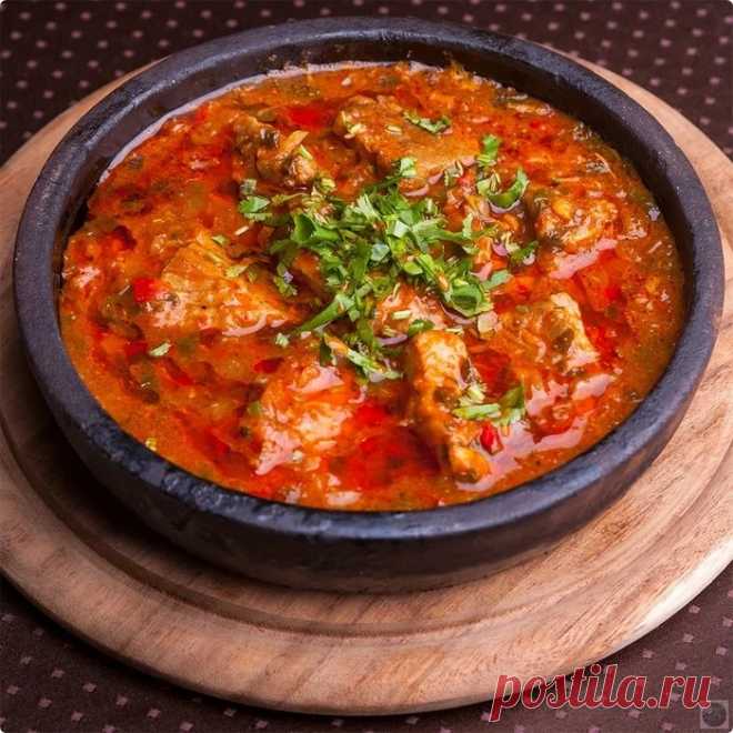 Чашушули - грузинский праздник - Вкусно с Любовью - медиаплатформа МирТесен Чашушули - грузинский праздник Чашушули в переводе с грузинского означает «острый». Это тушёное мясо в остром томатном соусе в процессе приготовления насыщается всеми ароматами овощей и свежей зелени. Чашушули может смело занять центральное место на Вашем праздничном столе. Сам готовлю его по