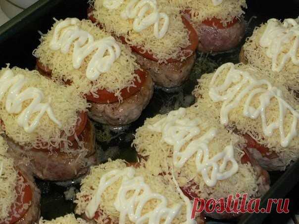 Котлетки под шубкой

Ингредиенты:

Фарш (из индейки) - 1 кг
Яйцо куриное - 2 шт
Батон (белый, без корочки) - 0, 5 шт
Майонез (для фарша + немного для поливки) - 2 ст. л.
Молоко - 120 мл
Соль
Перец
Сыр твердый (для начинки - 50 г; для посыпки - 200 г) - 250 г
Масло сливочное - 50 г
Помидор - 2 шт
Масло растительное

Приготовление:

Фарш я обычно готовлю из грудки и филе бедра 1:1. Мясо помыть, обсушить и измельчить с помощью процессора.
Булку замочить в молоке, также пропус...