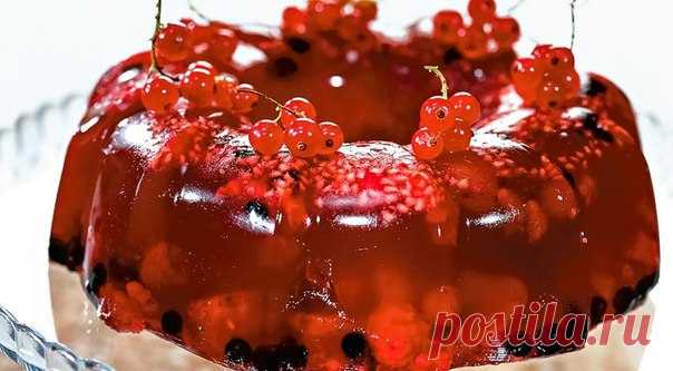 Десерт из летних ягод

Время подготовки: 1 ч 30 мин.
Количество порций: 10.
Сложность приготовления: средняя.

Количество калорий: 120 ккал. Белки - 5,6 г. Жиры - 0 г. Углеводы - 24,4 г.

Ингредиенты:
Ягоды (малины, ежевики, красной смородины, клубники) – 1,5 кг.
Сахар – 150 г.
Желатин в гранулах – 30 г.

Способ приготовления:
Шаг 1:
Ягоды тщательно перебрать, вымыть и обсушить в дуршлаге. Отложить в сторону 2–3 веточки красной смородины и несколько самых красивых ягод.

Ш...