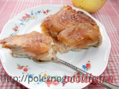 Простой яблочный пирог Это легкий, диетический и вкусный яблочный пирог. Он состоит почти полностью из запеченных яблок, соединенных небольшим количеством теста и застывшего сока.