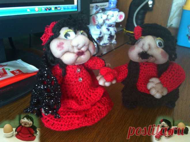 Пасхальный сувенир. Под одеждой у кукол - пасхальное яйцо.