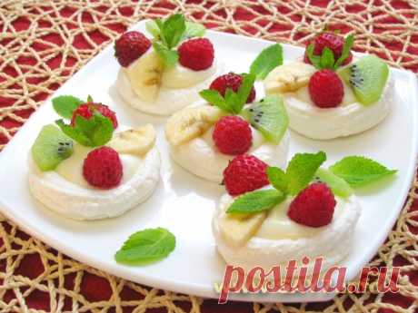 Безе с кремом и фруктами
