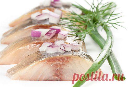 Рыбу, засоленую таким способом, можно кушать уже через 2 часа. Я солила сразу и селедку, и скумбрию вместе. Вы берите рыбку на свой вкус.   http://kr1n.ru/h8t