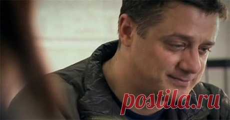 Простая записка на несколько строк: 
«Обед на столе, ешь получше, сынок. 
Посуду оставь, всё помою сама» 
И подпись: «Твоя ненаглядная Ма!» 
Записка упала из стареньких книг, 
И вспомнился сразу тот радостный миг, 
Когда поздно ночью, взойдя на порог, 
Ты мне улыбалась: «Ну, здравствуй, сынок!» 
На кухне, обнявшись, чай пили вдвоём, 
Смеялись и спорили мы обо всём... 
Давно между нами колючая тьма, 
Ушла молодой «ненаглядная Ма»… 
Истаяла быстро церковной свечой, 
Мне в бедах всегда подставля