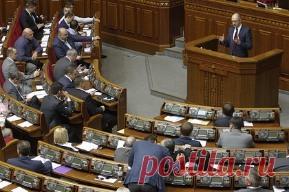 Украинским депутатам выдали спутниковые телефоны на случай блэкаута. Депутатам Верховной Рады Украины от правящей партии «Слуга народа» выдали спутниковые телефоны для обеспечения связи в случае блэкаута в стране. Согласно документу под названием «Справка по распределению выданных средств спутниковой связи», количество телефонов ограничено.