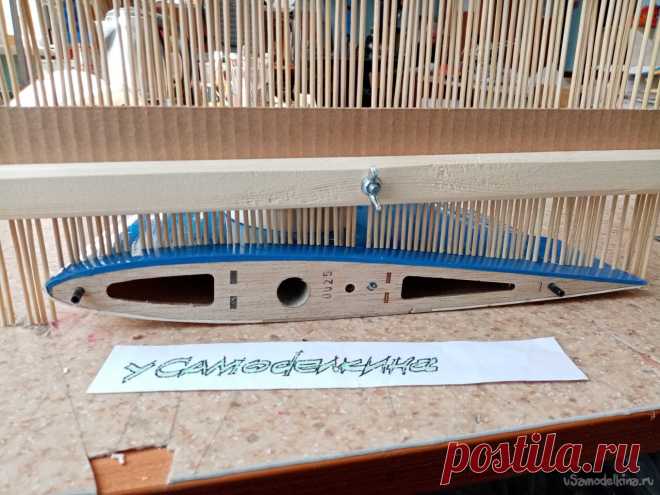 Приспособления для изготовления авиамоделей Самоделки выходного дня. Во время восстановления замечательной пилотажной модели «ГЕЛИОС-63» понадобилось скопировать геометрию половинки крыла, для изготовления заплатки. Других «кривулек» конструкции так сказать. Вся система копирования состоит из отрезка упаковочного картона. В отверстия гофра