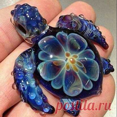 Это не керамика, а маленькая черепашка, живущая в водах Атлантики. Ее показал туристам дайвер из Панамы, а затем отпустил обратно.