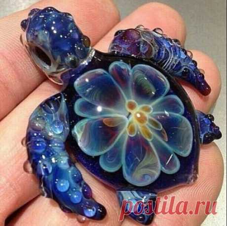 Это не керамика, а маленькая черепашка, живущая в водах Атлантики. Ее показал туристам дайвер из Панамы, а затем отпустил обратно.