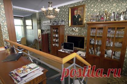 Гузеева показала свой дом за 60 миллионов рублей. Российская телеведущая и актриса Лариса Гузеева показала интерьер своего дома за 60 миллионов рублей. Гузеева вместе с мужем — ресторатором Игорем Бухаровым — проживают в коттедже площадью 270 квадратных метров в районе Куркино на северо-западе Москвы. В доме несколько спален, санузлов и огромная кухня-гостиная.