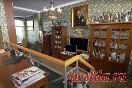 Гузеева показала свой дом за 60 миллионов рублей. Российская телеведущая и актриса Лариса Гузеева показала интерьер своего дома за 60 миллионов рублей. Гузеева вместе с мужем — ресторатором Игорем Бухаровым — проживают в коттедже площадью 270 квадратных метров в районе Куркино на северо-западе Москвы. В доме несколько спален, санузлов и огромная кухня-гостиная.