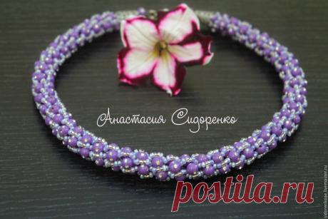 Жгут из бисера колье на шею Сирень Купить или заказать Жгут из бисера колье на шею Сирень в интернет-магазине на Ярмарке Мастеров. Жгут выполнен из бисера и акриловых бусин, в каждой бусине вставки из 4 стразин. Жгут приятной сиреневой расцветки и бисера в тон бусин, за счет стразин жгут блестит и переливается на солнце. Жгут будет вашим неповторимым аксессуаром который привлечет внимание и уж точно не оставит Вас незамеченной. Фурнитура под серебро. Длина 47 см. Застежка кнопка.