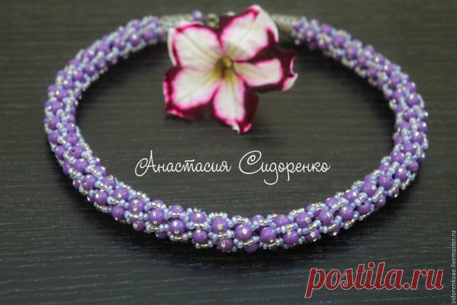 Жгут из бисера колье на шею Сирень Купить или заказать Жгут из бисера колье на шею Сирень в интернет-магазине на Ярмарке Мастеров. Жгут выполнен из бисера и акриловых бусин, в каждой бусине вставки из 4 стразин. Жгут приятной сиреневой расцветки и бисера в тон бусин, за счет стразин жгут блестит и переливается на солнце. Жгут будет вашим неповторимым аксессуаром который привлечет внимание и уж точно не оставит Вас незамеченной. Фурнитура под серебро. Длина 47 см. Застежка кнопка.