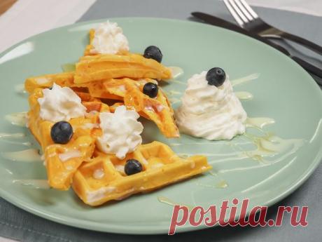 Тыквенные вафли — отличный вариант для завтрака или перекуса, который понравится детям. Их можно сделать слаще или постнее, вафли все равно останутся яркими и вкусными.