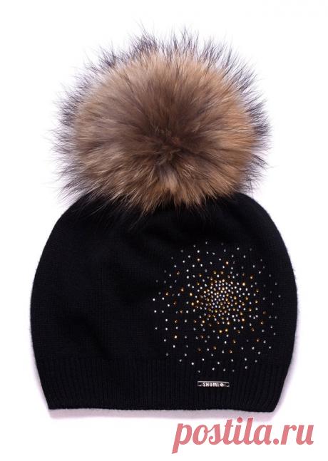 Шапка зимняя двойная. Помпон из натурального меха финского енота премиум качества размер XXL. Идеально защитит от холода, итальянская пряжа с кашемиром не раздражает нежную кожу. Посадка на голове прекрасно закрывает все уязвимые к холоду места - лоб, уши, шею.