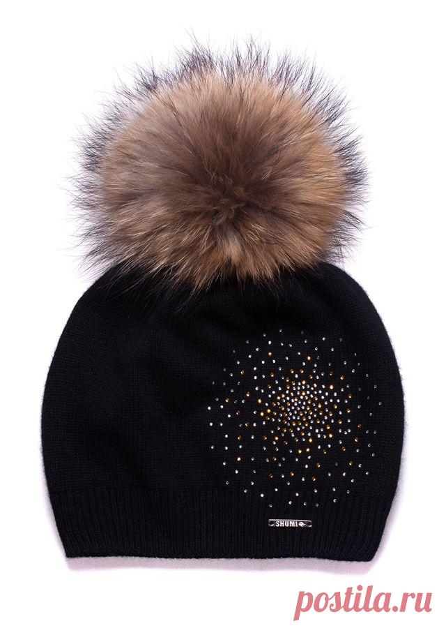 Шапка зимняя двойная. Помпон из натурального меха финского енота премиум качества размер XXL. Идеально защитит от холода, итальянская пряжа с кашемиром не раздражает нежную кожу. Посадка на голове прекрасно закрывает все уязвимые к холоду места - лоб, уши, шею.