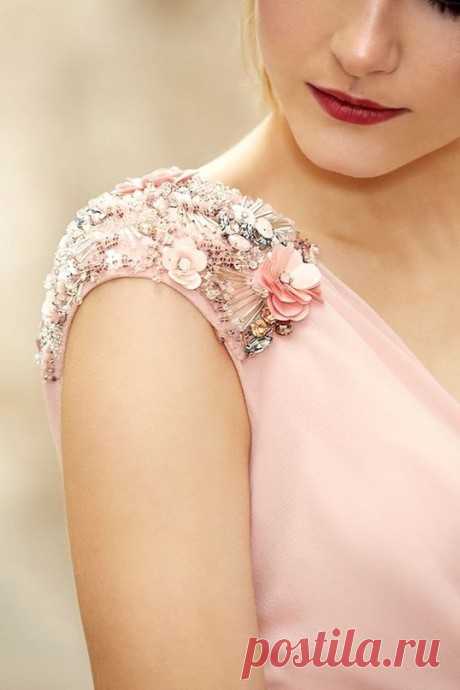 Идеи изысканных акцентов на платьях и блузках